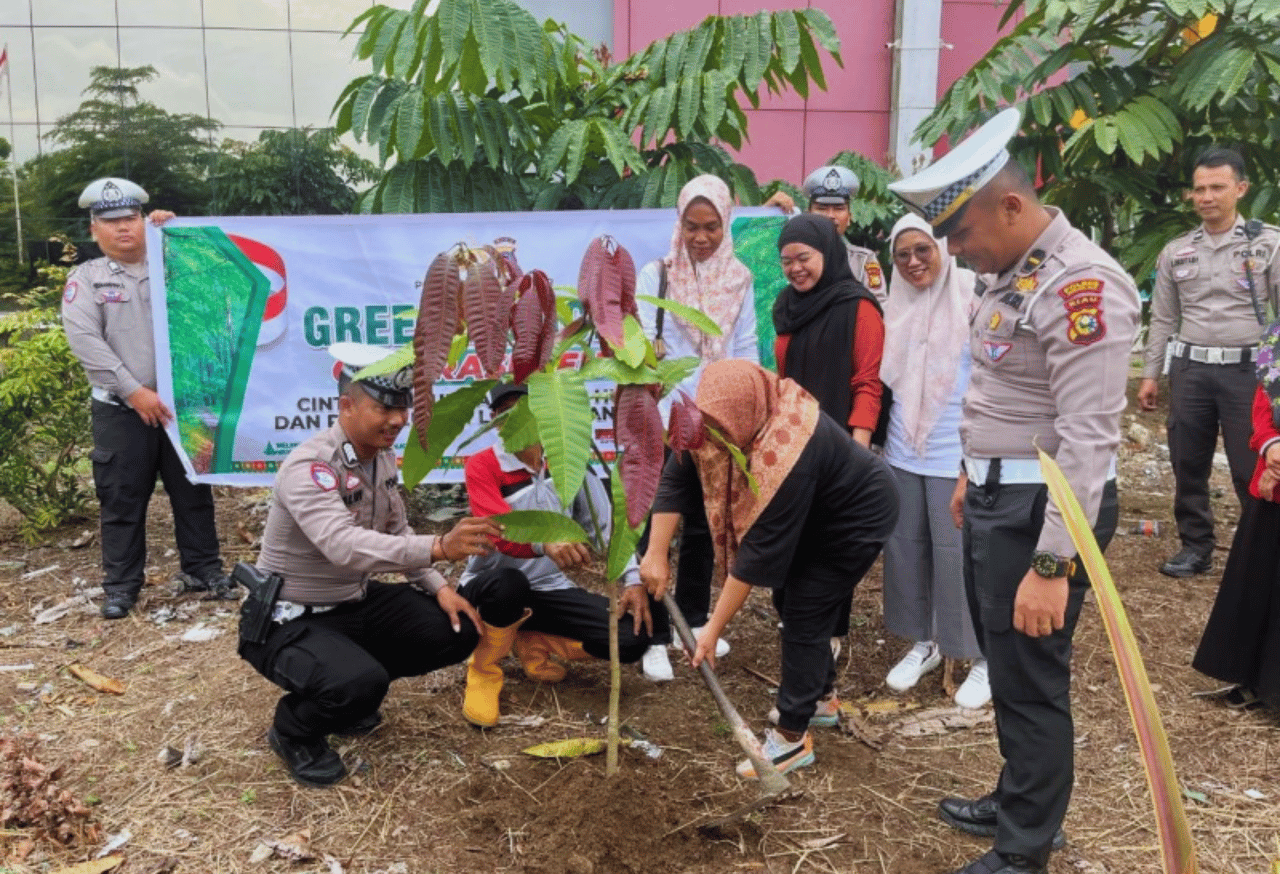 Desa Tenjolayar Hijaukan Lingkungan lewat Gerakan Tanam Pohon