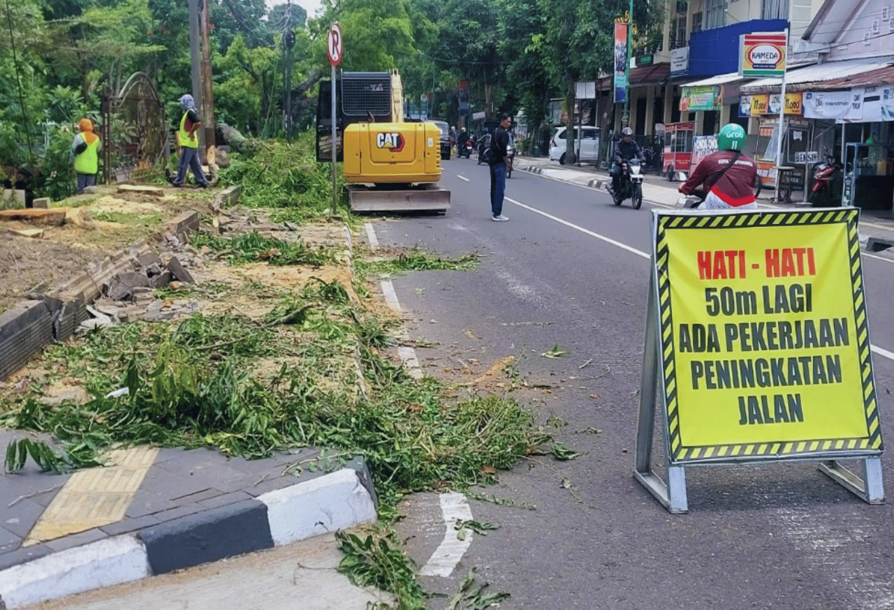 Penataan Taman Jalan Pringgodiningrat, Sejumlah Pohon Ditebang